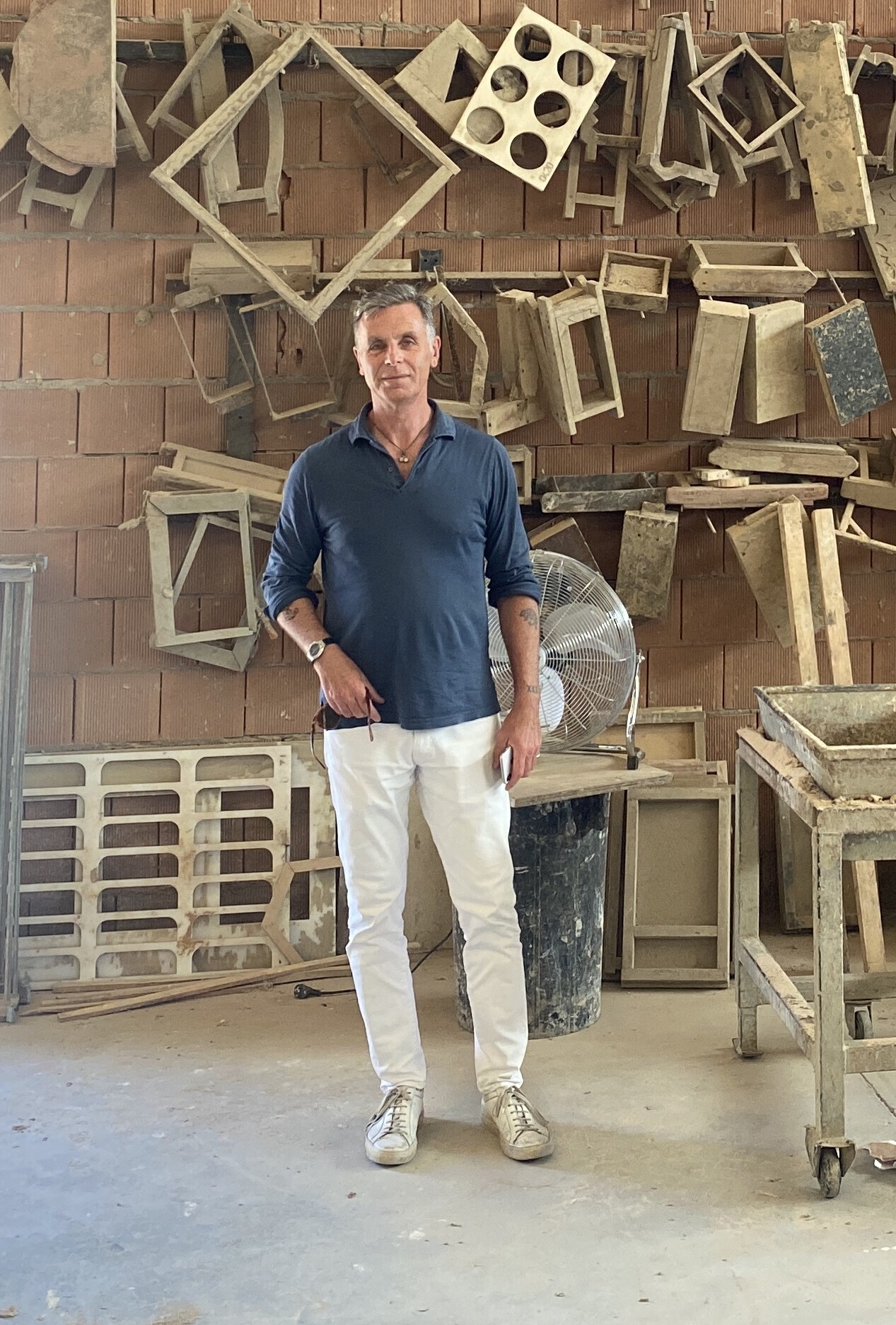 Johan Tengstrand i en italiensk terrakottaverkstad