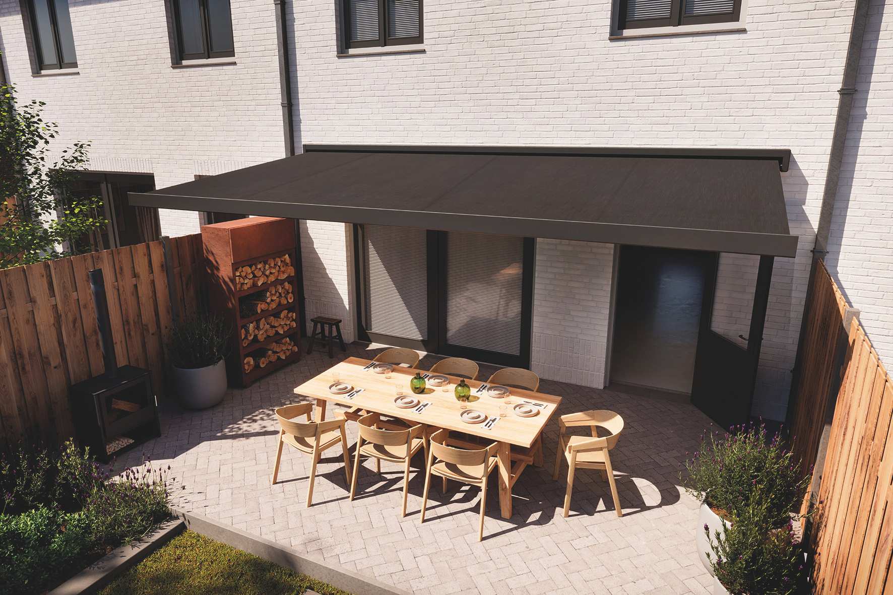 Erhardt terrassmarkis över en matplats utomhus