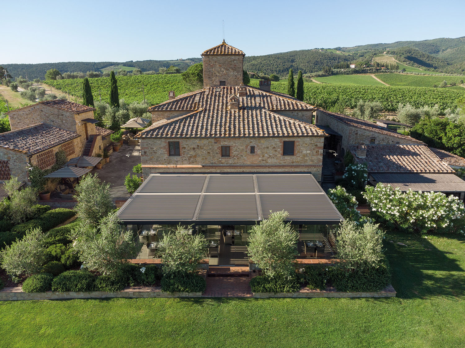 Pratic Opera över en uteservering vid Locanda Le Piazze i Chianti