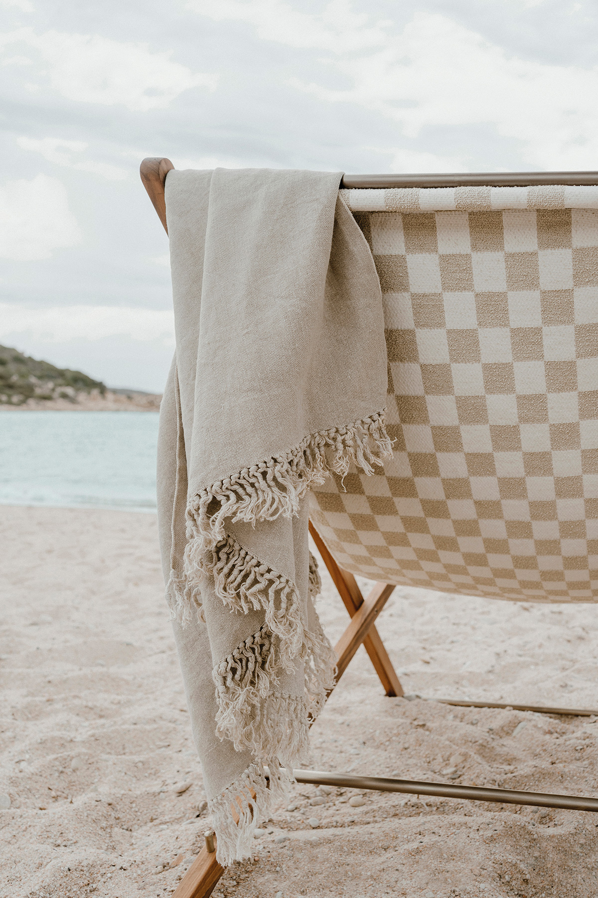 Ljusa vävda Torri Lana Outdoor+ textilier vid havet
